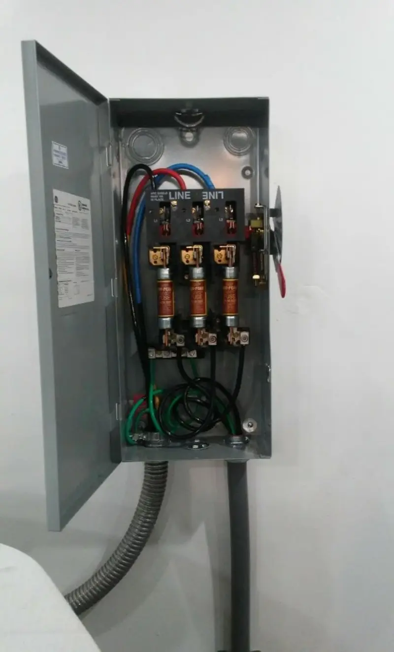 Three-phase disconnect switch installed for Smoke Detector Installation in Sayre